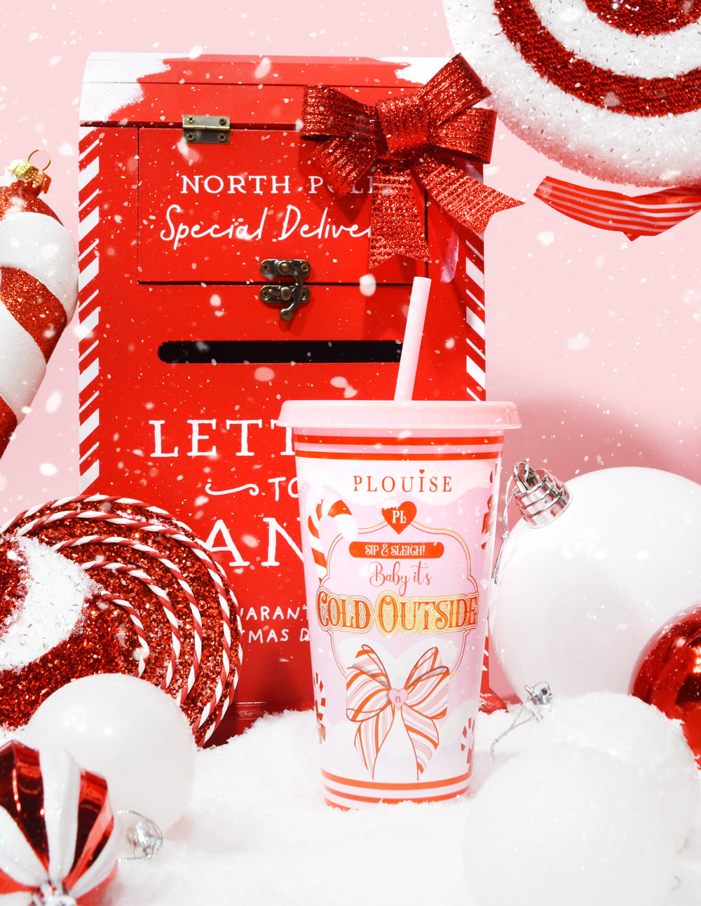Baby, het is koud buiten en de kleine helper van de Kerstman Sippy Cups