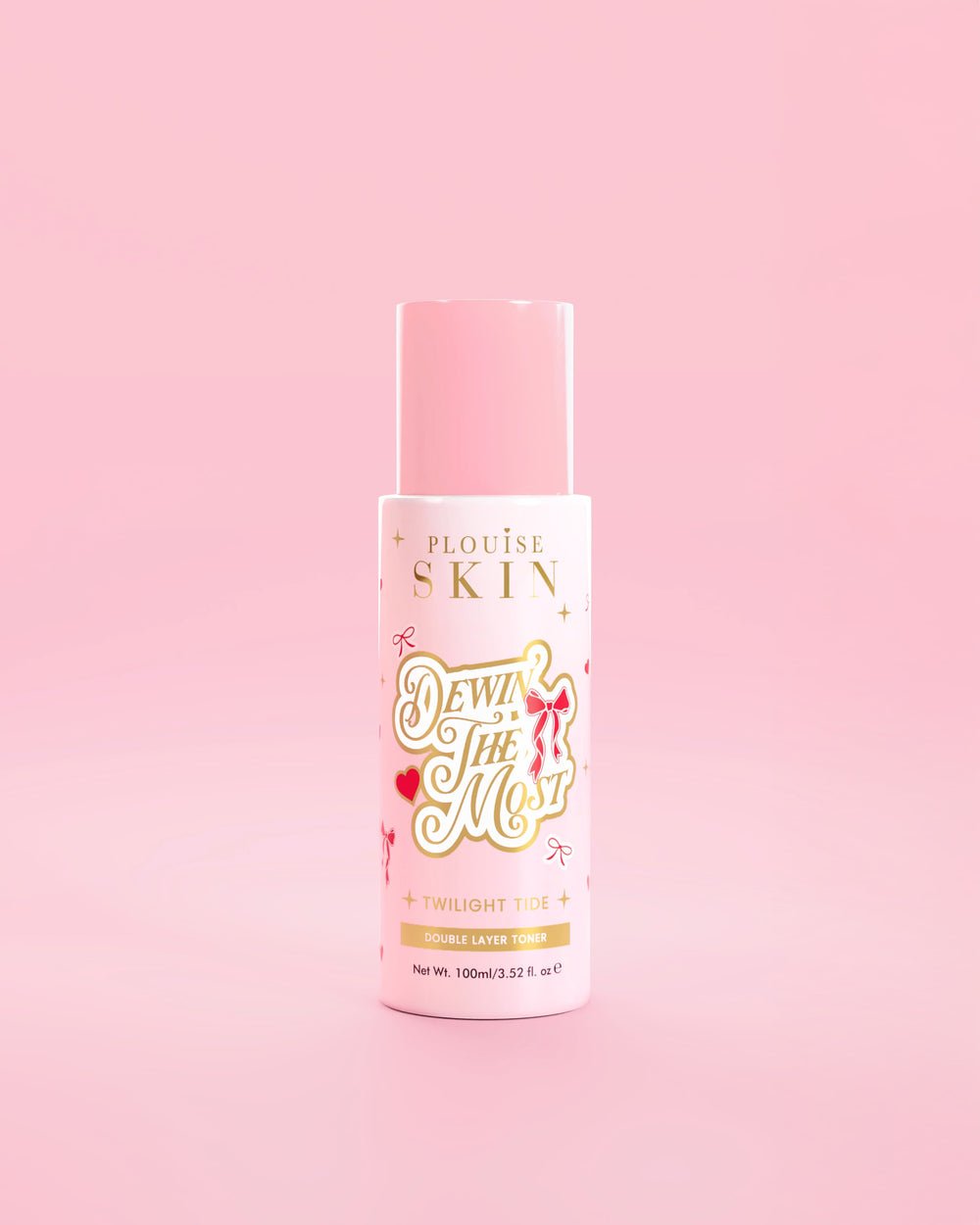 Rosa P.Louise flaske Dewing The Most Double Layer Toner med rød sløyfedesign mot en rosa bakgrunn
