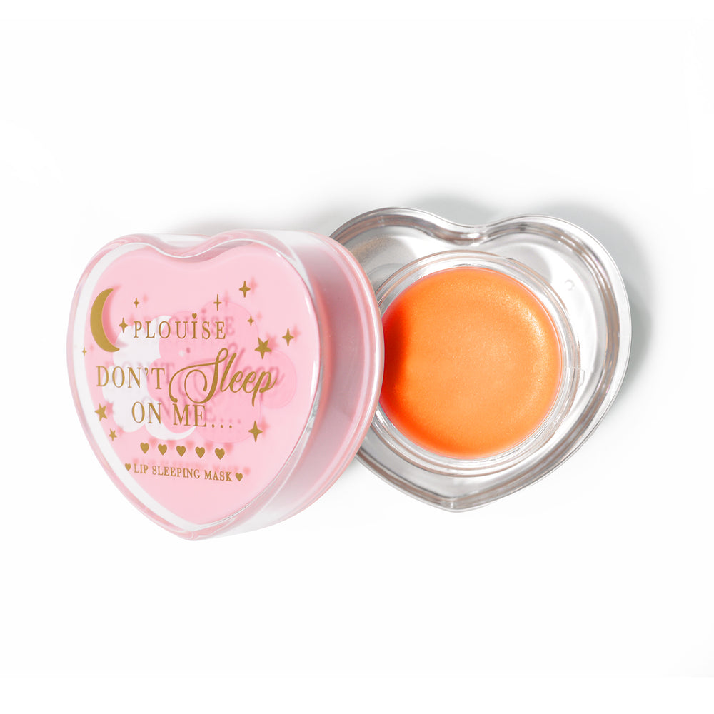 Roze hartvormig lipslaapmasker met het deksel eraf op een witte achtergrond