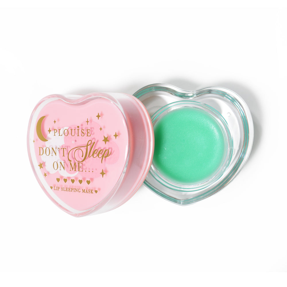 Roze hartvormig lipslaapmasker met het deksel eraf op een witte achtergrond