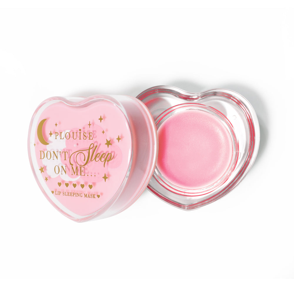 Roze hartvormig lipslaapmasker met het deksel eraf op een witte achtergrond