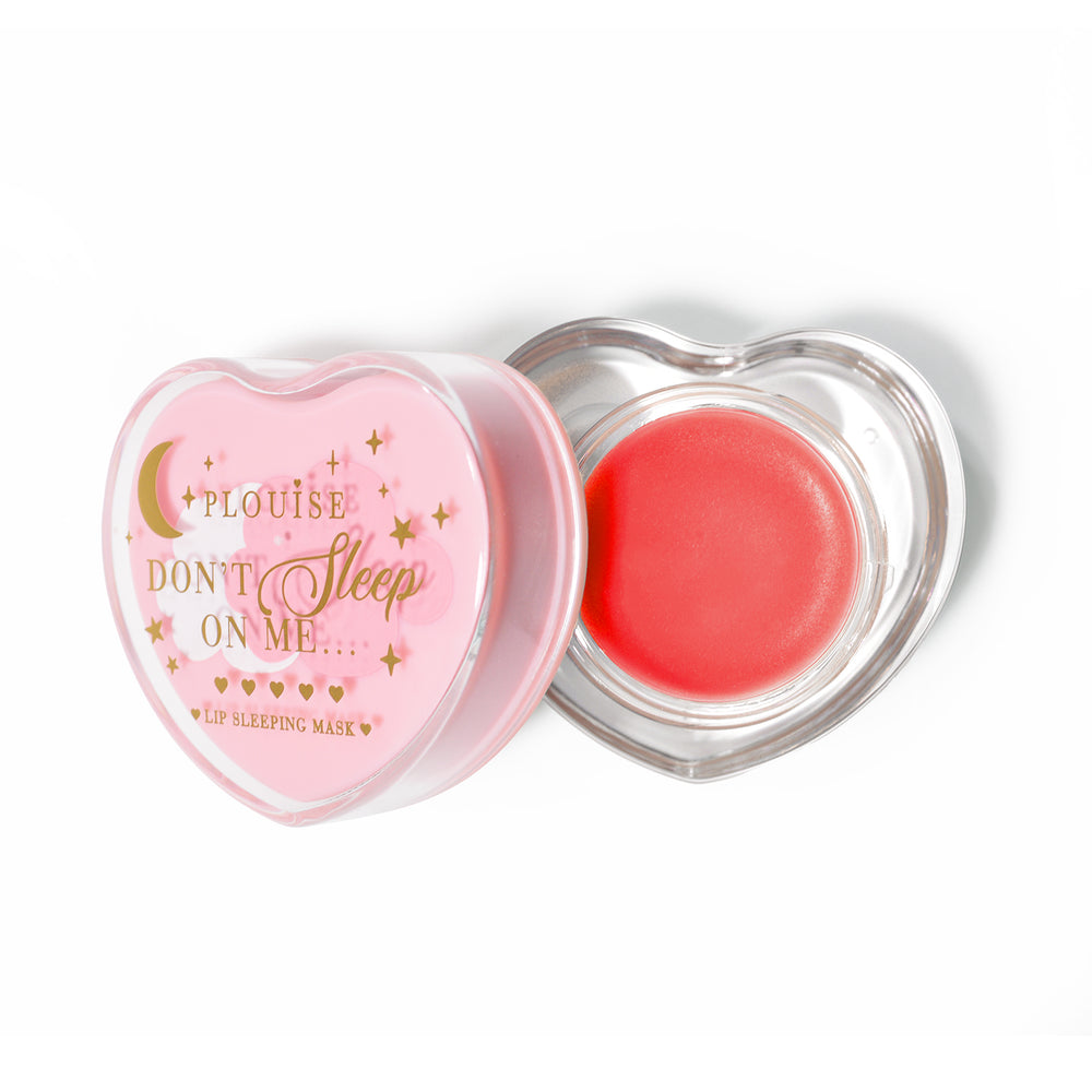 Roze hartvormig lipslaapmasker met het deksel eraf op een witte achtergrond