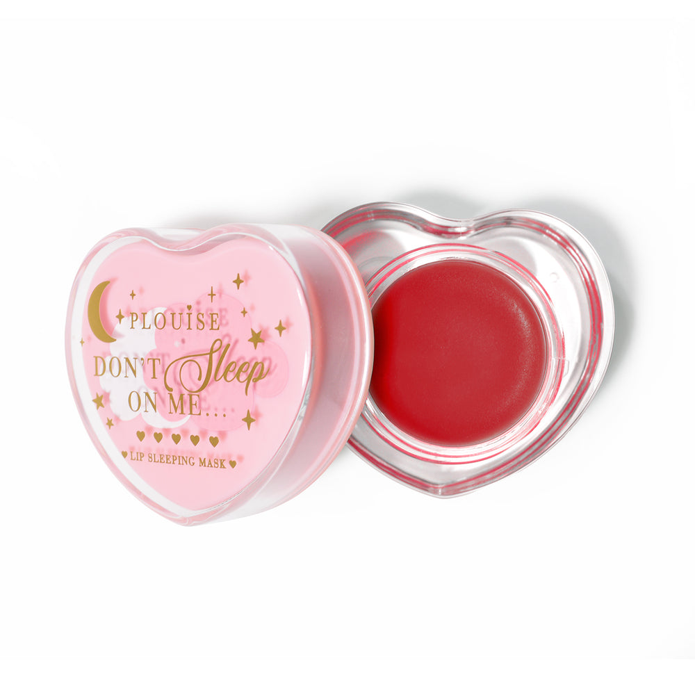 Roze hartvormig lipslaapmasker met het deksel eraf op een witte achtergrond
