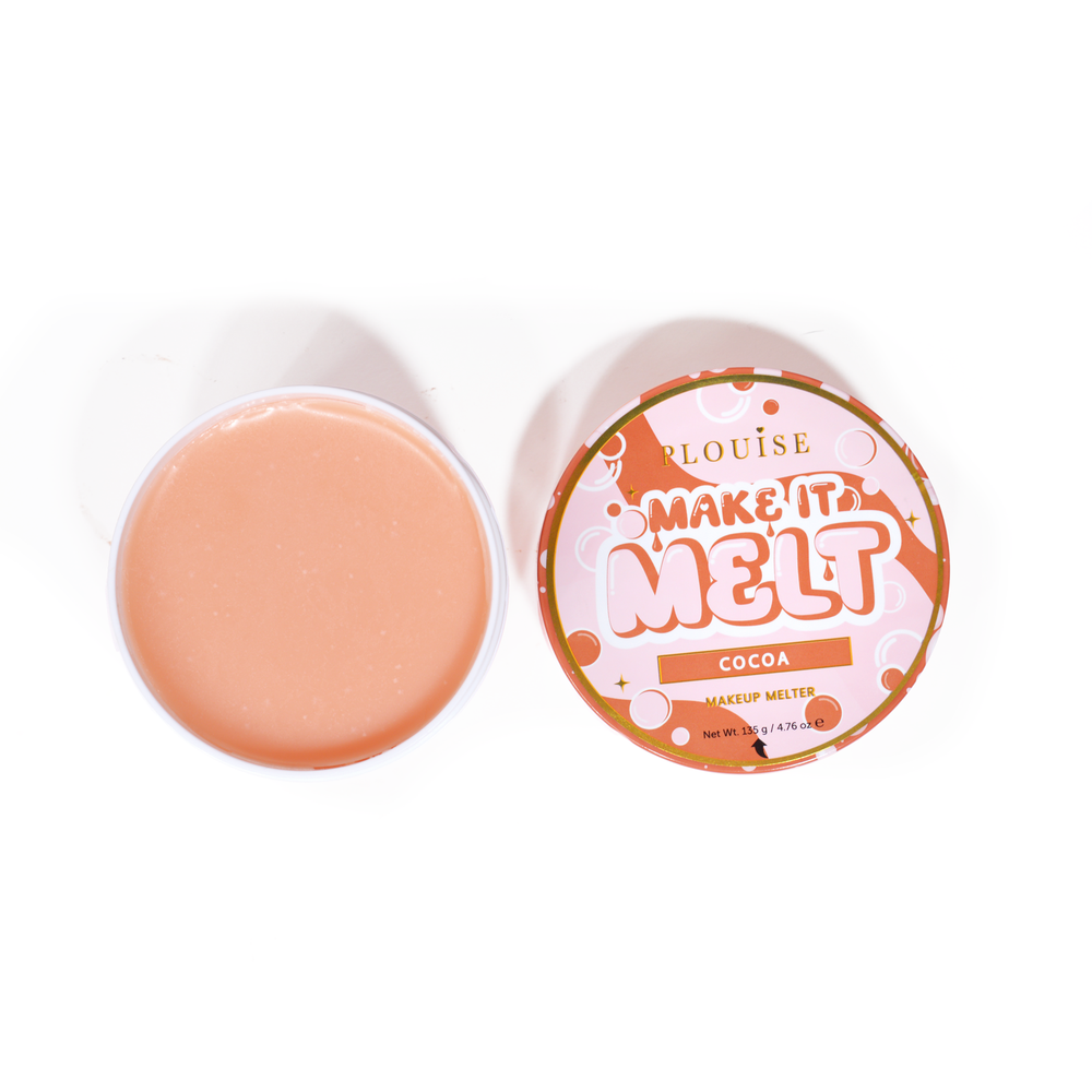 Open badkuip met P. Louise Make It Melt Makeup Cleansing Balm in cacaogeur op een witte achtergrond
