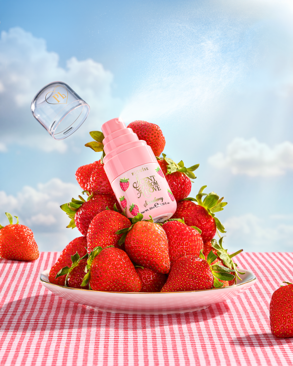 P.Louise Scent From Above Spray corpo e capelli alla fragola su un piatto con fragole
