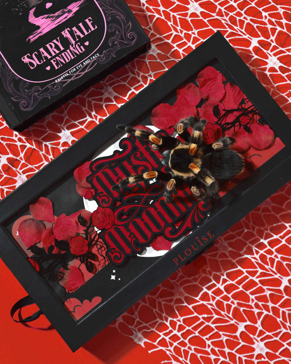 P.Louise Mystic Moonlight Halloween Eyeshadow Palette boîte recouverte de pétales de rose rouge et d'une tarentule sur fond de toile d'araignée rouge