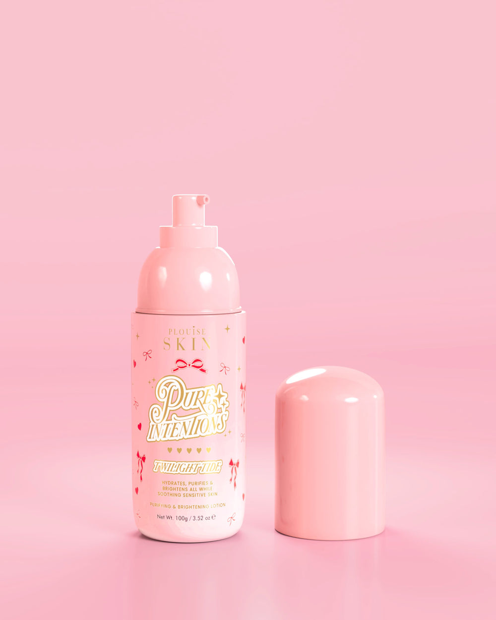Roze flesje P.Louise Pure Intentions Purify & Brightening Lotion met rode strikjes tegen een roze achtergrond