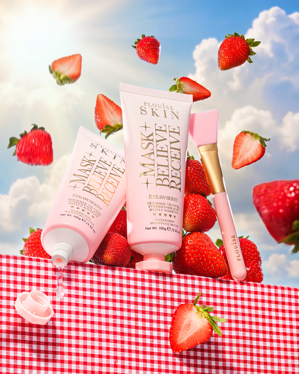 P.Louise Strawberry Overnight Wrapping Mask su un tavolo circondato da fragole
