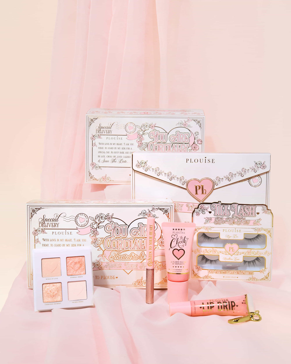 P.Louise You're Cordially Invited Braut-Make-up-Set mit rosa-weißer Verpackung auf zartrosa Hintergrund