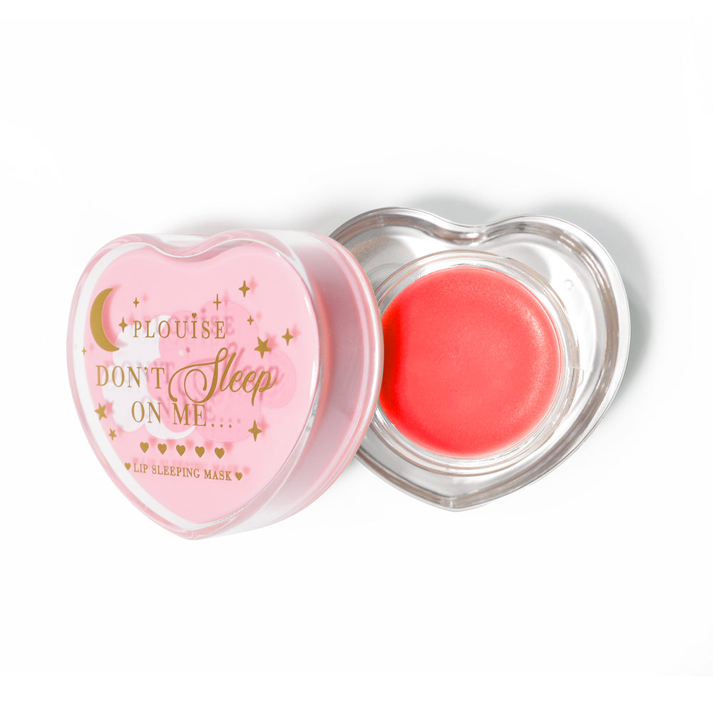 Roze hartvormig lipslaapmasker met het deksel eraf op een witte achtergrond