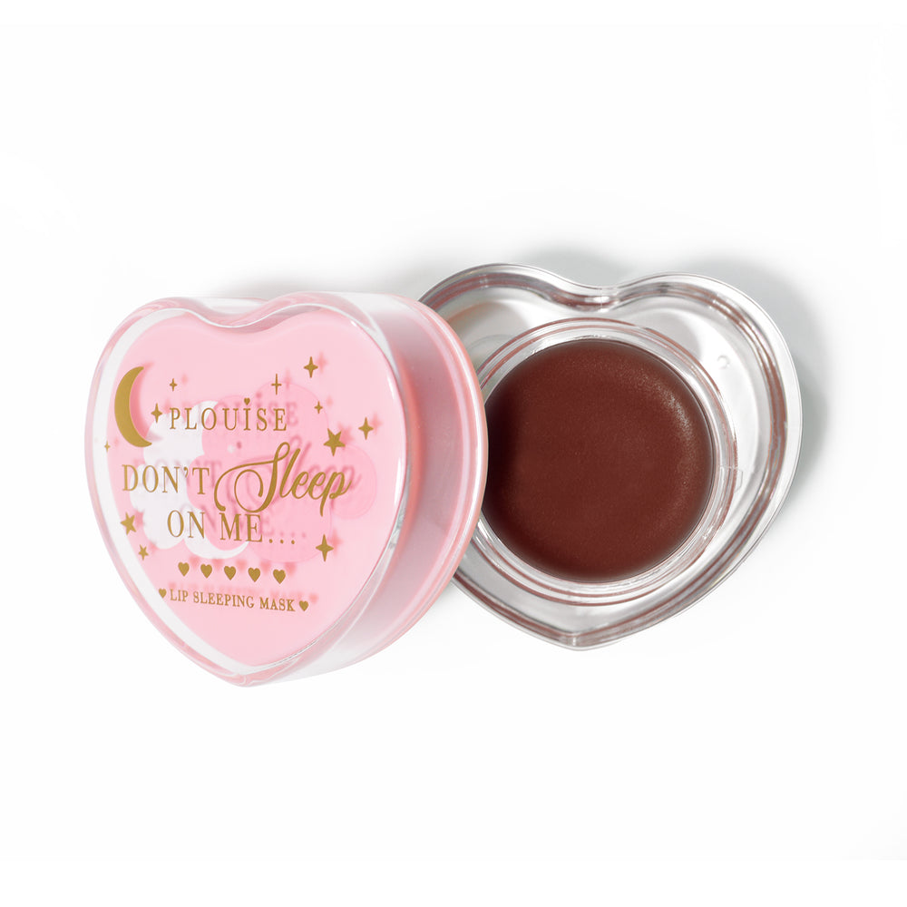 Roze hartvormig lipslaapmasker met het deksel eraf op een witte achtergrond