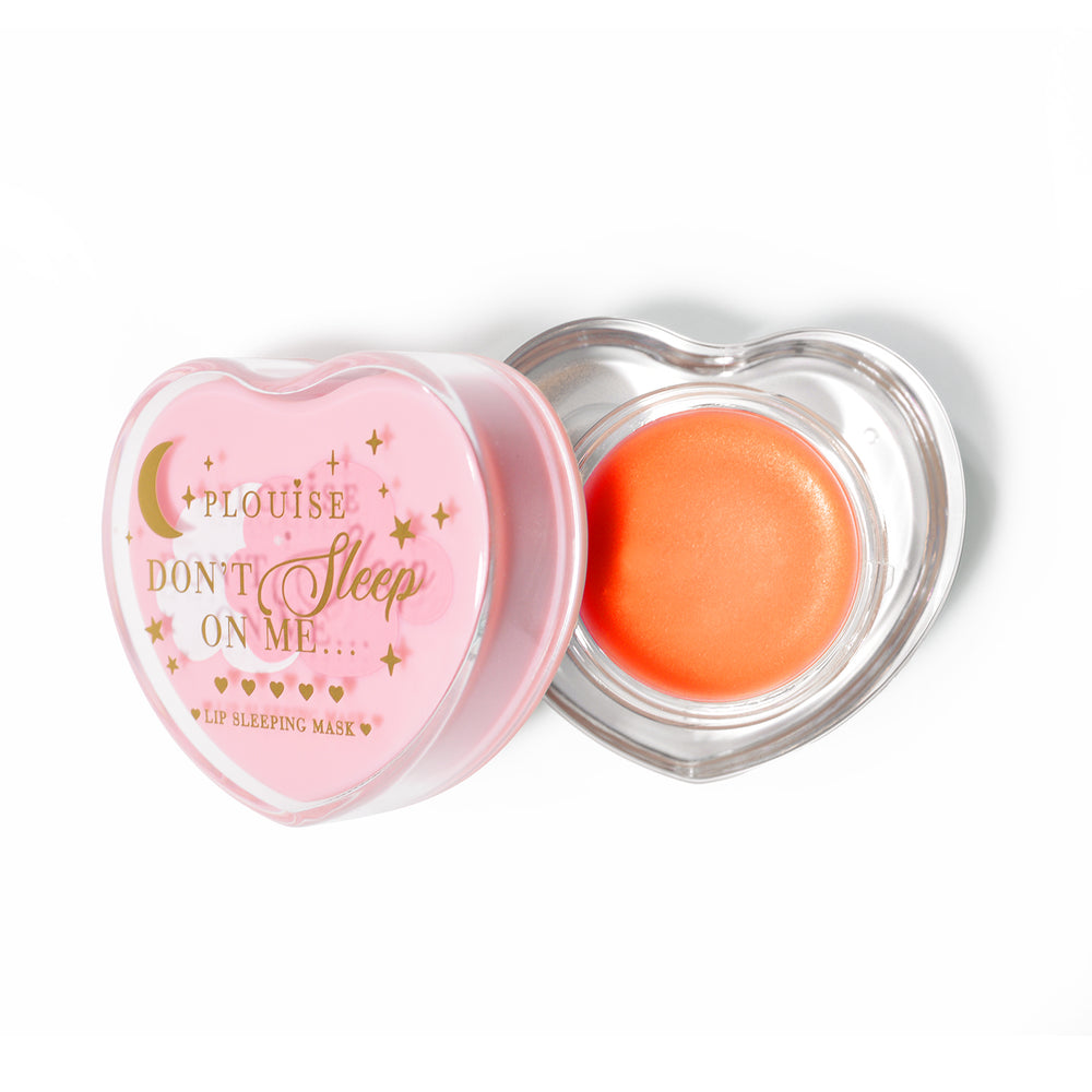 Roze hartvormig lipslaapmasker met het deksel eraf op een witte achtergrond