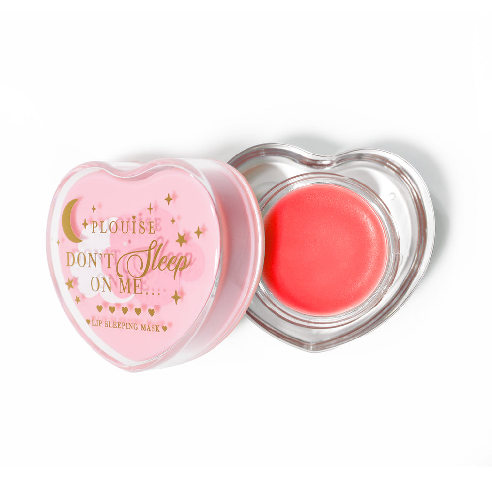 Roze hartvormig lipslaapmasker met het deksel eraf op een witte achtergrond