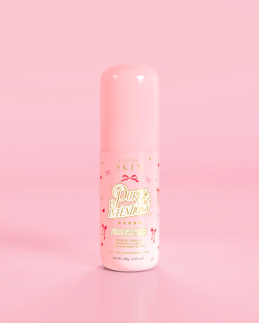 Roze flesje P.Louise Pure Intentions Purify & Brightening Lotion met rode strikjes tegen een roze achtergrond