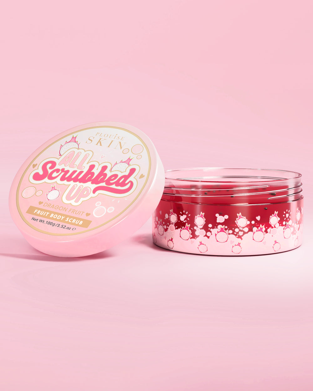 Open pot P. Louise All Scrubbed Up bodyscrub in drakenfruit op een roze achtergrond