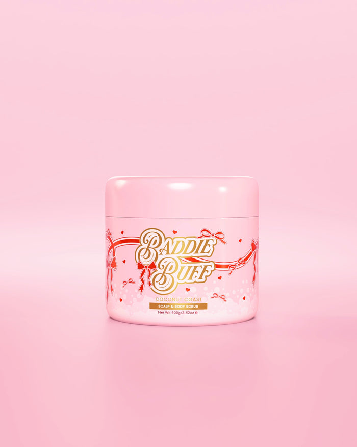 Uma banheira rosa P.Louise ou Baddie Buff Scalp and Body Sugar Scrub em Coconut Coast