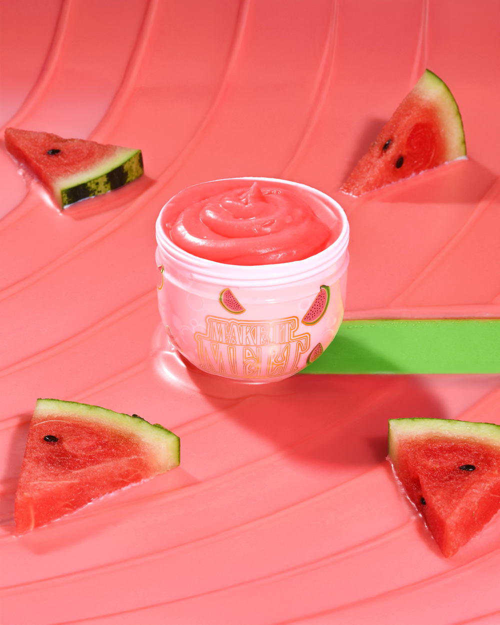 Open badkuip met P. Louise Watermelon Make It Melt Makeup Cleansing Balm omringd door watermeloenen op een rode achtergrond