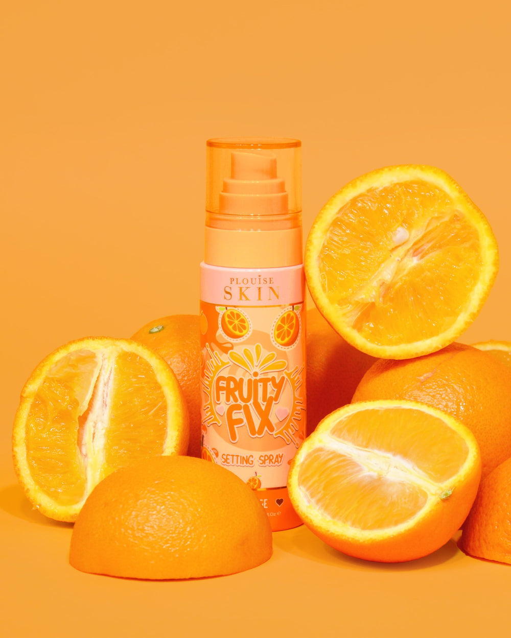 一瓶橙色的 P. Louise Fruity Fix 维生素 C 定型喷雾,橙色背景,周围环绕着新鲜的橙片。
