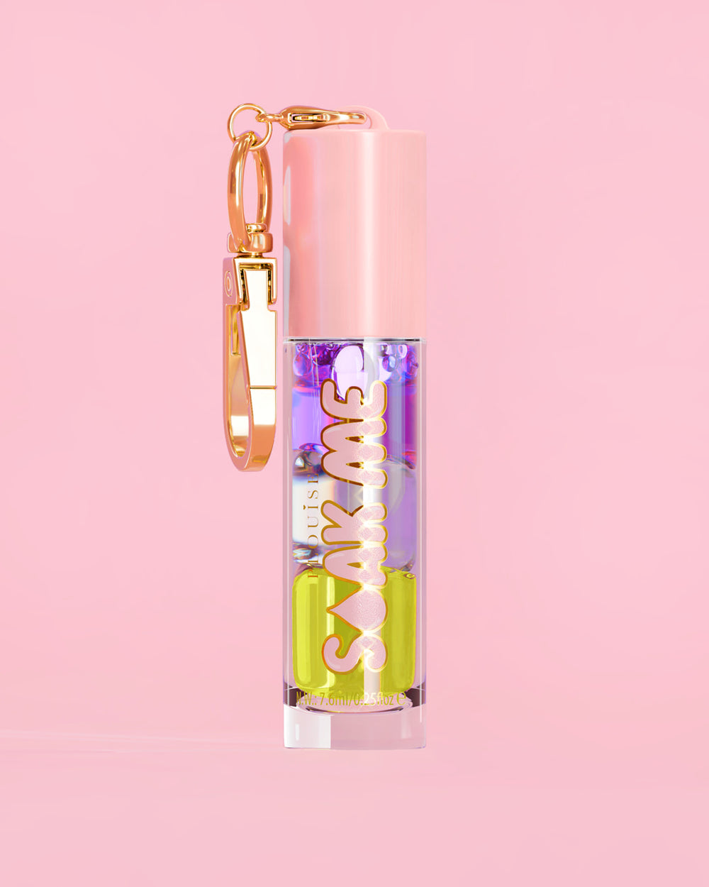 P. Louise Soak Me Lip Oil met kleurrijke gelaagde olie in een roze tube met gouden sluiting op een roze achtergrond