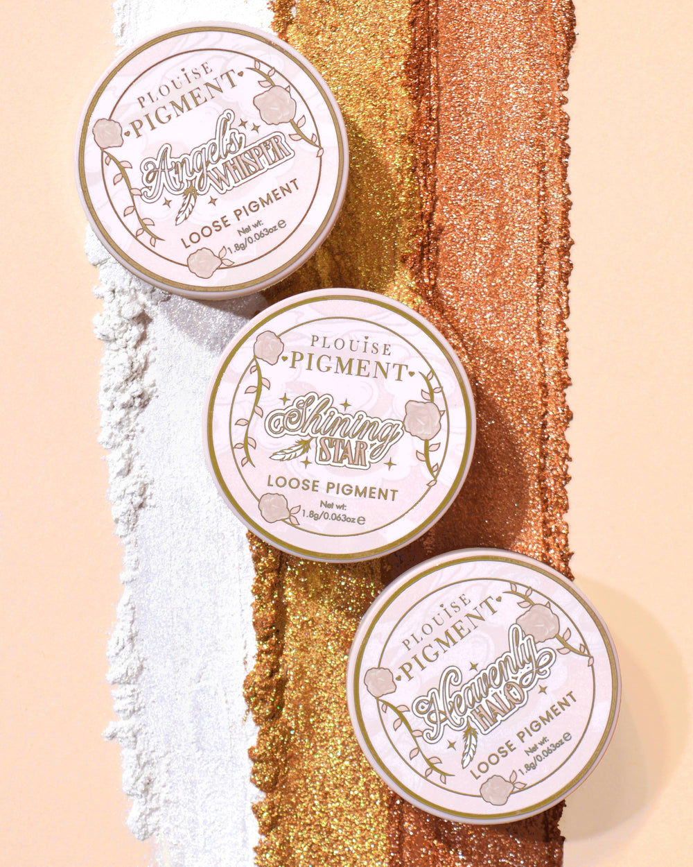 Tres contenedores de pigmentos de sombra de ojos con purpurina suelta de P.Louise Stardust Secrets contra filas de purpurina tomadas de cada bote.