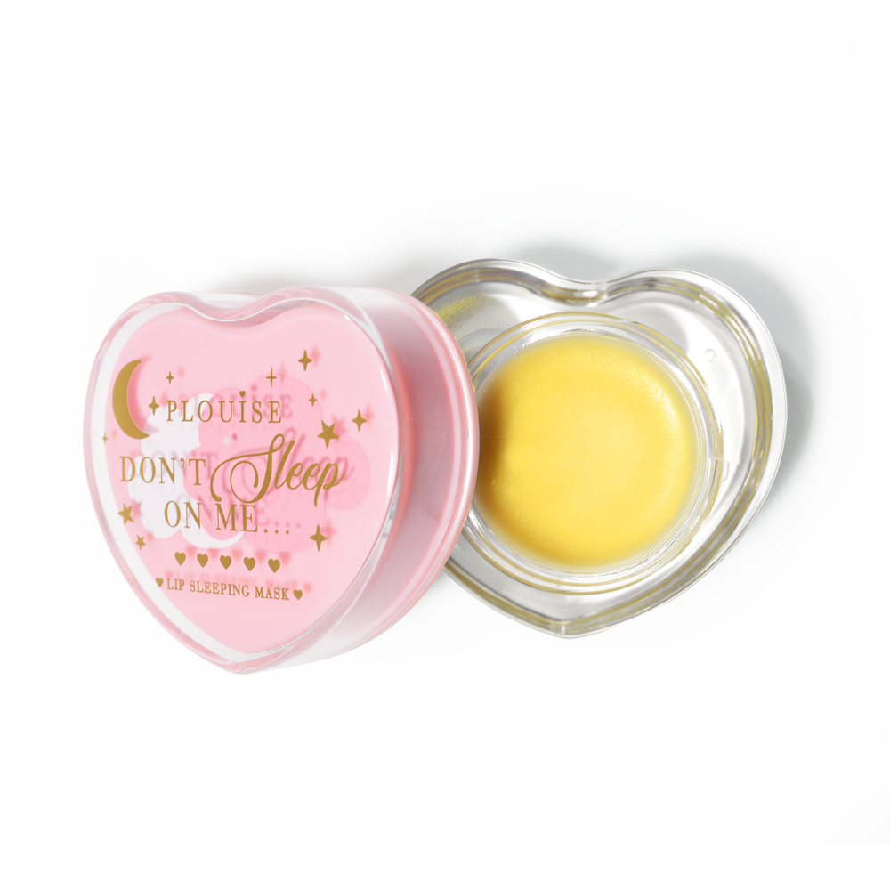 Roze hartvormig lipslaapmasker met het deksel eraf op een witte achtergrond