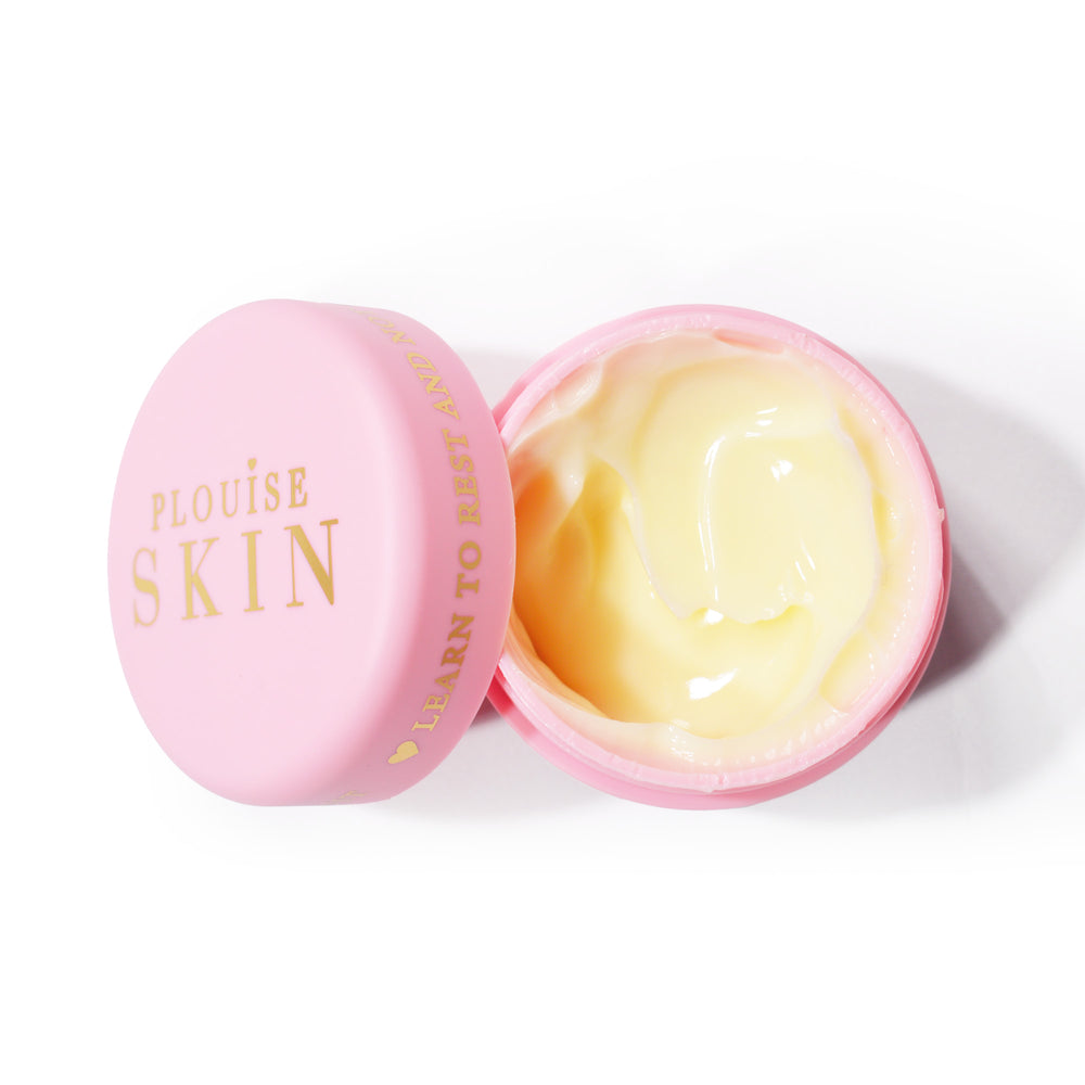 Een roze open pot P.Louise Give It A Rest Eye Cream met de geel getinte vochtinbrengende crème erin