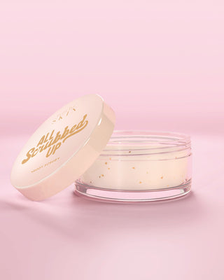 Słoik P.Louise All Scrupped Up Body Scrub w ciastku kokosowym na różowym tle