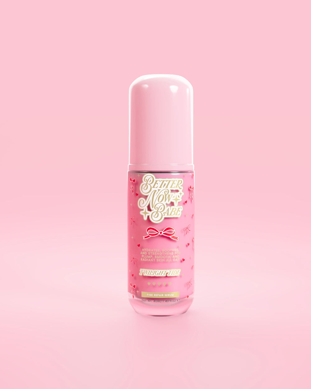 Doorzichtig roze flesje P.Louise Better Now Babe roze barrièrereparatieserum in schemergeur tegen een roze achtergrond