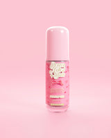 Doorzichtig roze flesje P.Louise Better Now Babe roze barrièrereparatieserum in schemergeur tegen een roze achtergrond