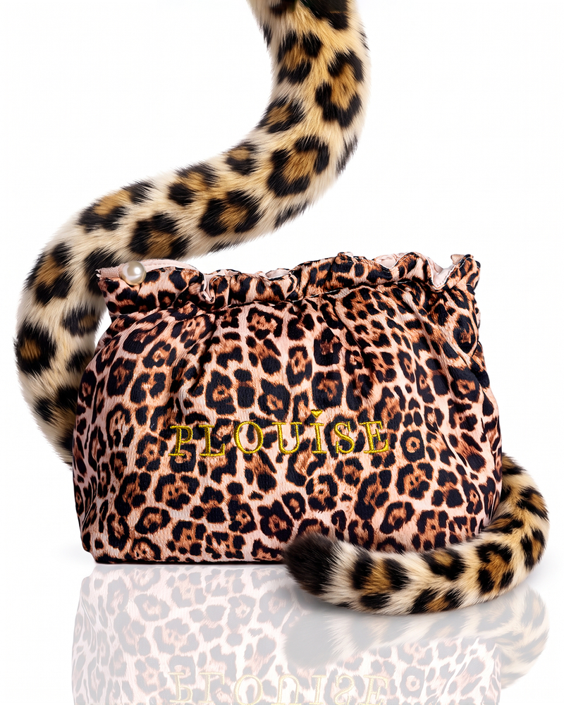 Neceser de maquillaje con volantes y estampado de leopardo con borla de perlas de Cheetah Hot Hunt
