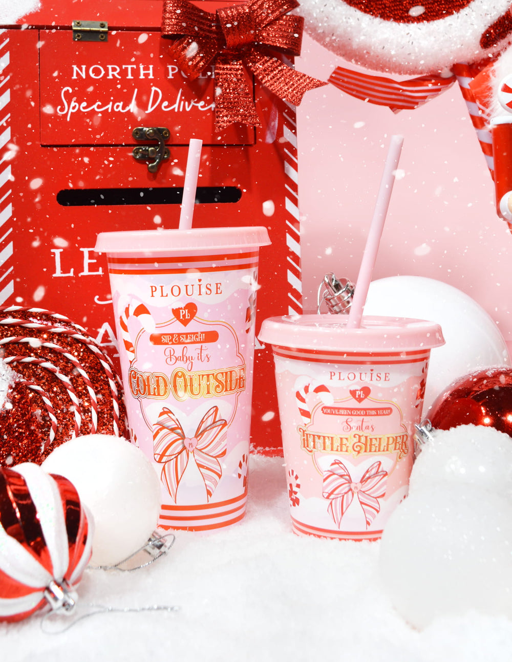 Baby, het is koud buiten en de kleine helper van de Kerstman Sippy Cups
