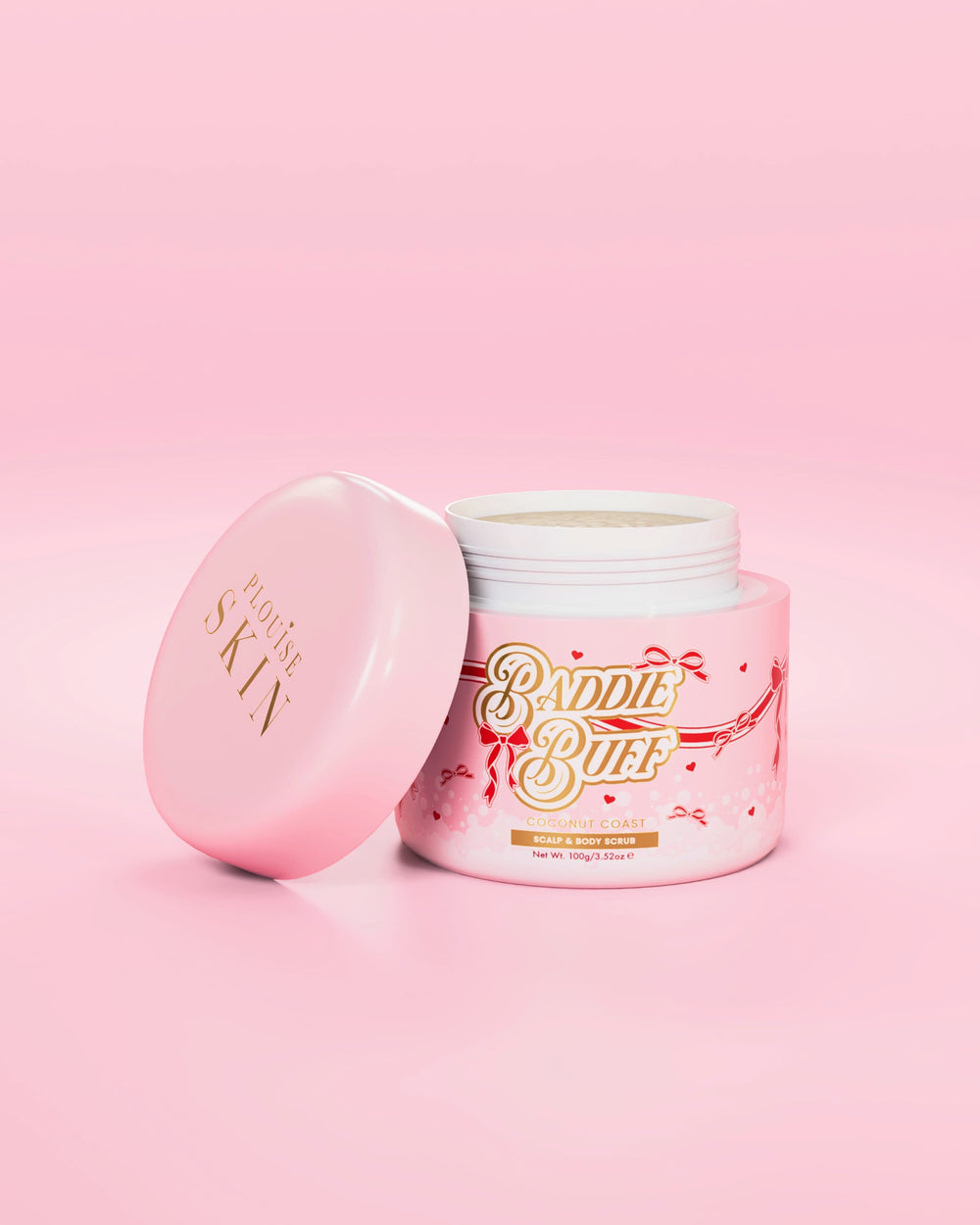 En rosa P.Louise kar med Baddie Buff Scalp and Body Sugar Scrub i Coconut Coast med lokket av