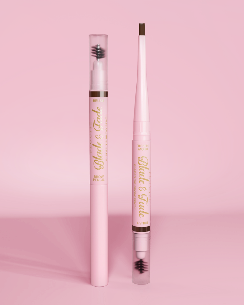 รูปภาพของ P.Louise Blade & Fade Eyebrow Pencils With Brush 2 แท่ง แท่งหนึ่งมีฝาปิดและอีกแท่งไม่มีฝาปิด เผยให้เห็นใบมีดตัดกับพื้นหลังสีชมพู