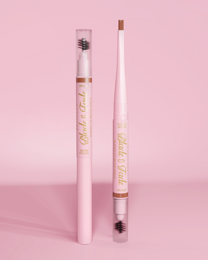 รูปภาพของ P.Louise Blade & Fade Eyebrow Pencils With Brush 2 แท่ง แท่งหนึ่งมีฝาปิดและอีกแท่งไม่มีฝาปิด เผยให้เห็นใบมีดตัดกับพื้นหลังสีชมพู