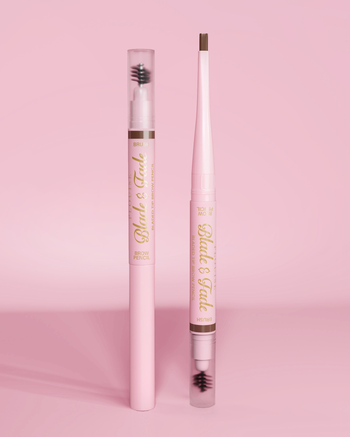 รูปภาพของ P.Louise Blade & Fade Eyebrow Pencils With Brush 2 แท่ง แท่งหนึ่งมีฝาปิดและอีกแท่งไม่มีฝาปิด เผยให้เห็นใบมีดตัดกับพื้นหลังสีชมพู