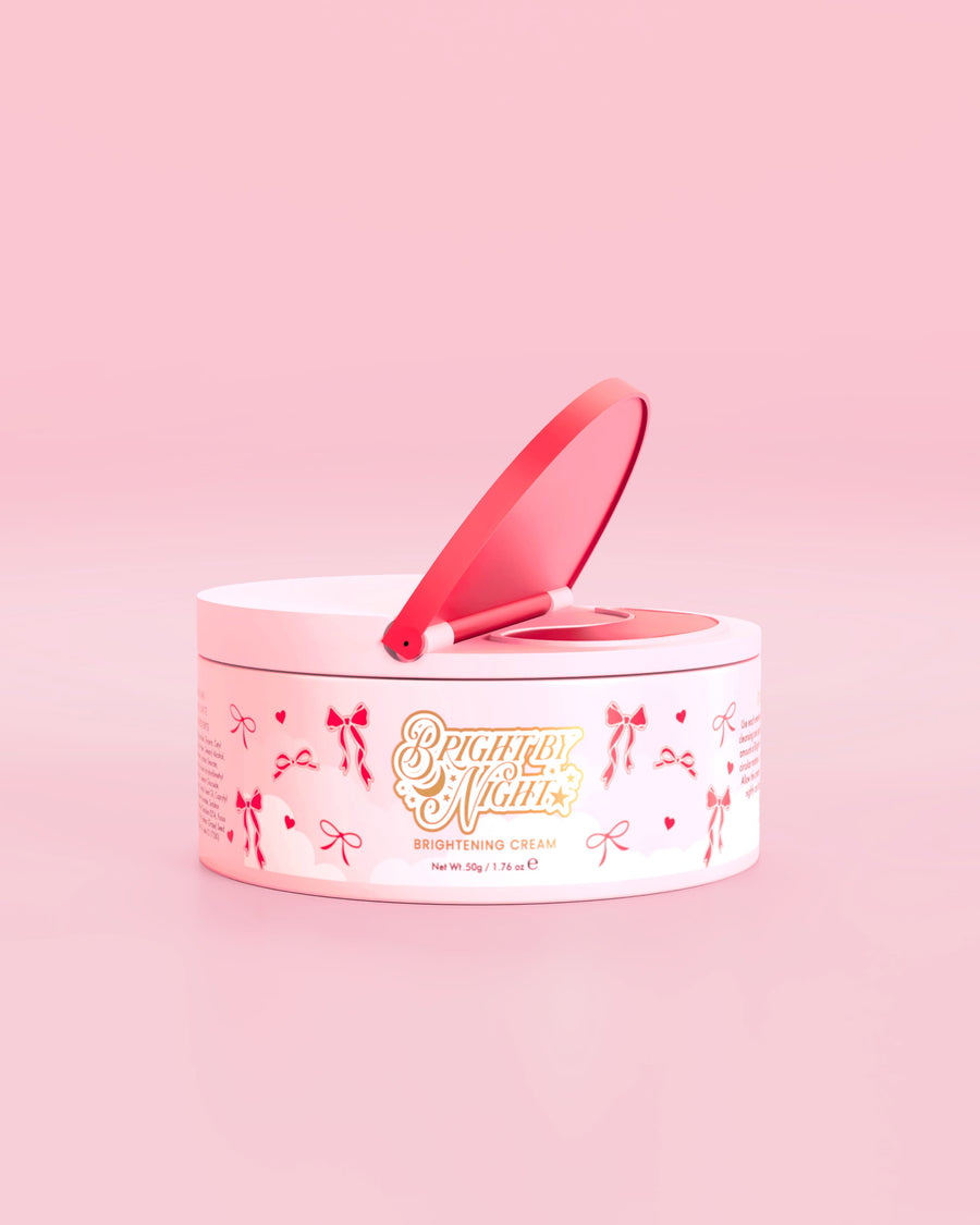 Banheira rosa de creme iluminador P.Louise Bright By Night com elementos gráficos de laço vermelho contra um fundo rosa