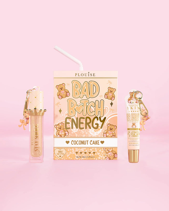 A P.Louise Teddy Glitter Bad Bitch Energy Lip Duo กลิ่นเค้กมะพร้าว มาพร้อมครีมนวดผมและลิปออยล์บนพื้นหลังสีชมพู