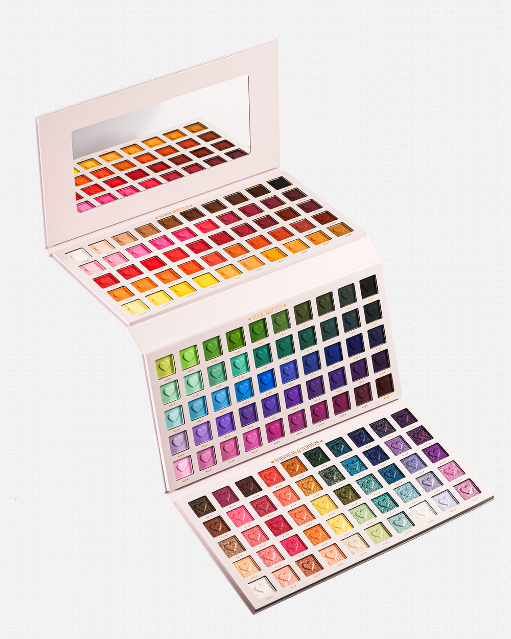 En öppen P.Louise Creative Comeback XXXL Rainbow Eyeshadow Palette som visar 150 färgglada ögonskuggor
