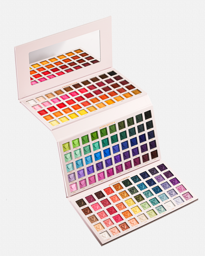 Una paleta de sombras de ojos arcoíris XXXL de P.Louise Creative Comeback abierta que muestra 150 sombras de ojos coloridas.