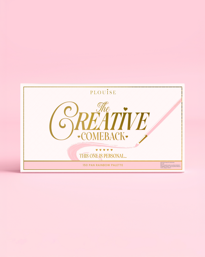 El frente de una paleta de sombras de ojos Rainbow XXXL de P.Louise Creative COmeback cerrada con tipografía dorada en un estuche rosa sobre un fondo rosa