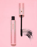 Rímel rosa brilhante P.Louise Cry Baby com varinha preta em um fundo rosa