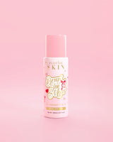 Rosa P.Louise flaske Dewing The Most Double Layer Toner med rød sløyfedesign mot en rosa bakgrunn