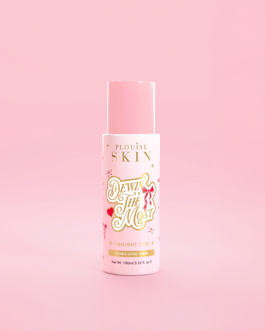 Frasco rosa P.Louise de Dewing The Most Double Layer Toner com desenhos de laço vermelho contra um fundo rosa