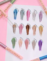 Een reeks glitter eyeliner-stalen van P.Louise in verschillende kleuren, weergegeven op een kaart, met de naam van elke tint ernaast geschreven.