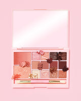 Un'immagine della palette di trucchi P. Louise Breakfast Bites All In One nella tonalità Hot To Go in colori neutri e malva su sfondo rosa