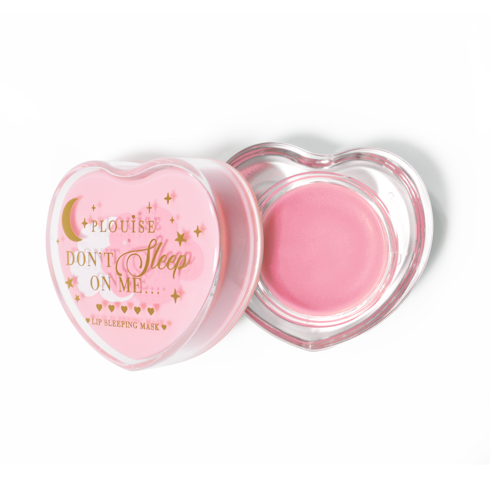 Rosa hjärtformad läppsovmask med locket av på vit bakgrund