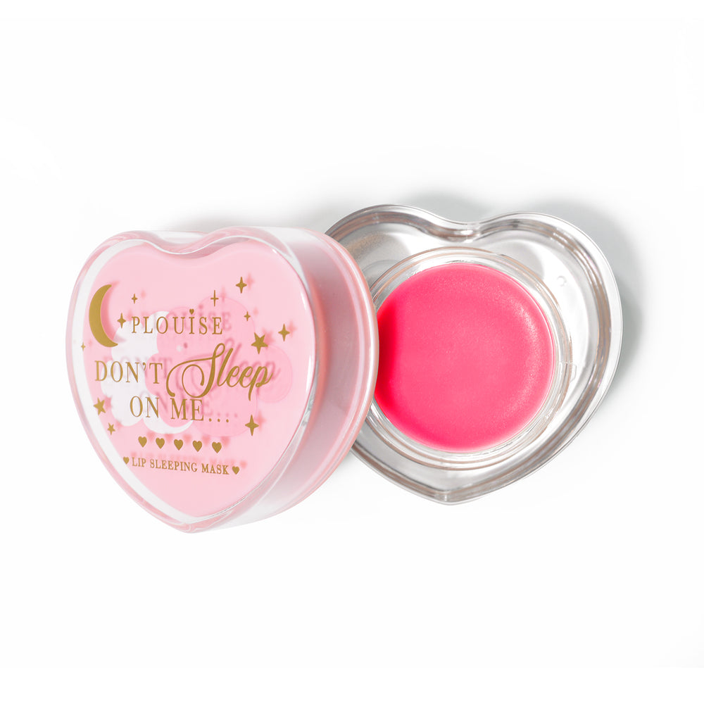 Rosa hjärtformad läppsovmask med locket av på vit bakgrund