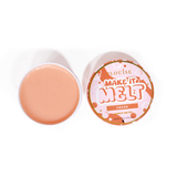 Open badkuip met P. Louise Make It Melt Makeup Cleansing Balm in cacaogeur op een witte achtergrond