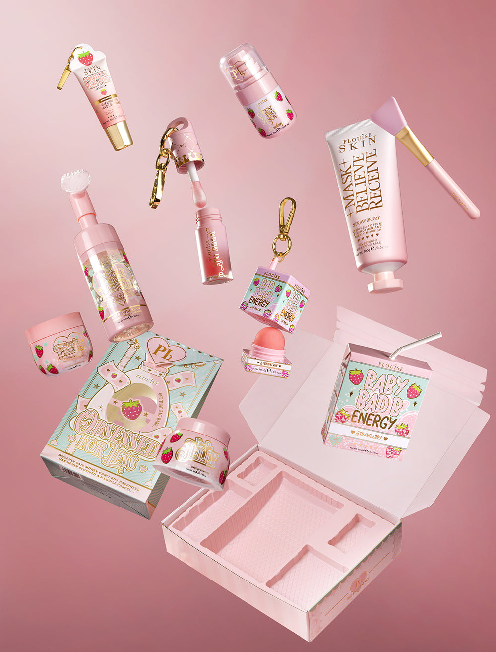 Colección completa de P.Louise Strawberry Obsessed For Bad Bitch flotando sin caja sobre un fondo rosa