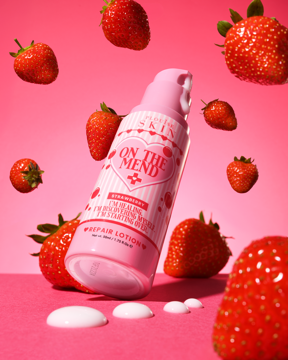 Pink flaske P.Louise On The Mend Barrier Repair Lotion i jordbær